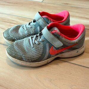 Kid’s Nike REVOLUTION 4 Sneakers in wolf gray/racer pink